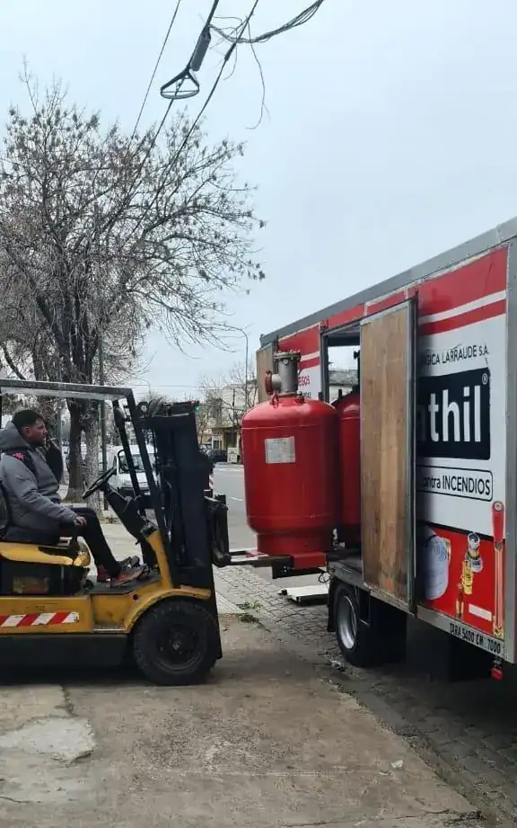 Carga de cilindro en camión MATHIL