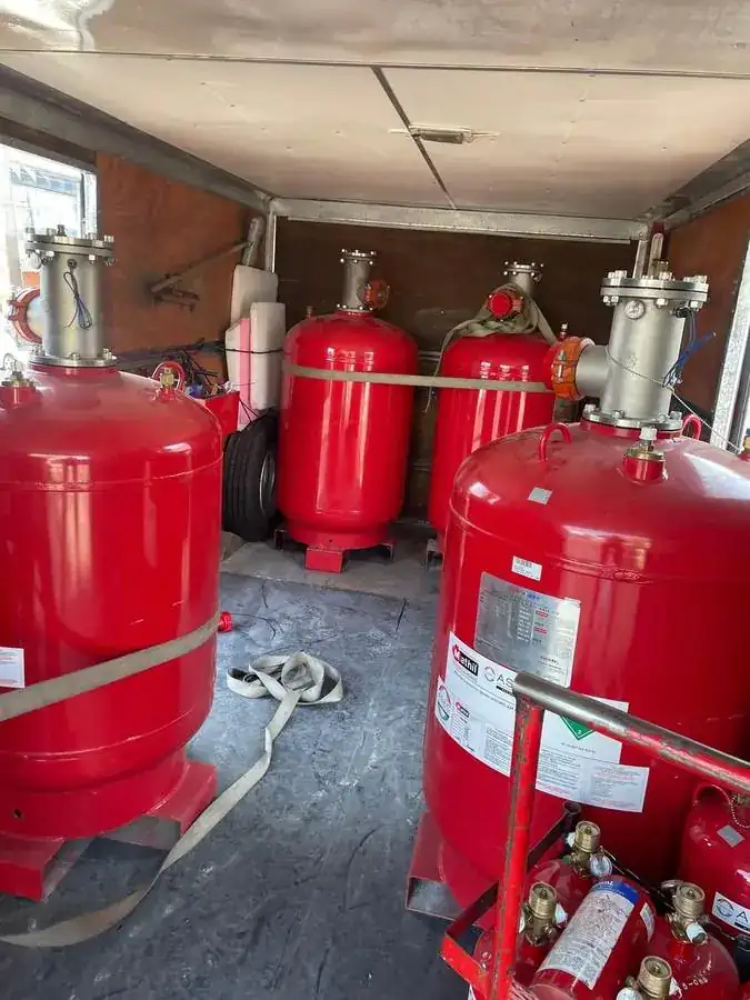 Cilindros de gases asegurados en el vehículo